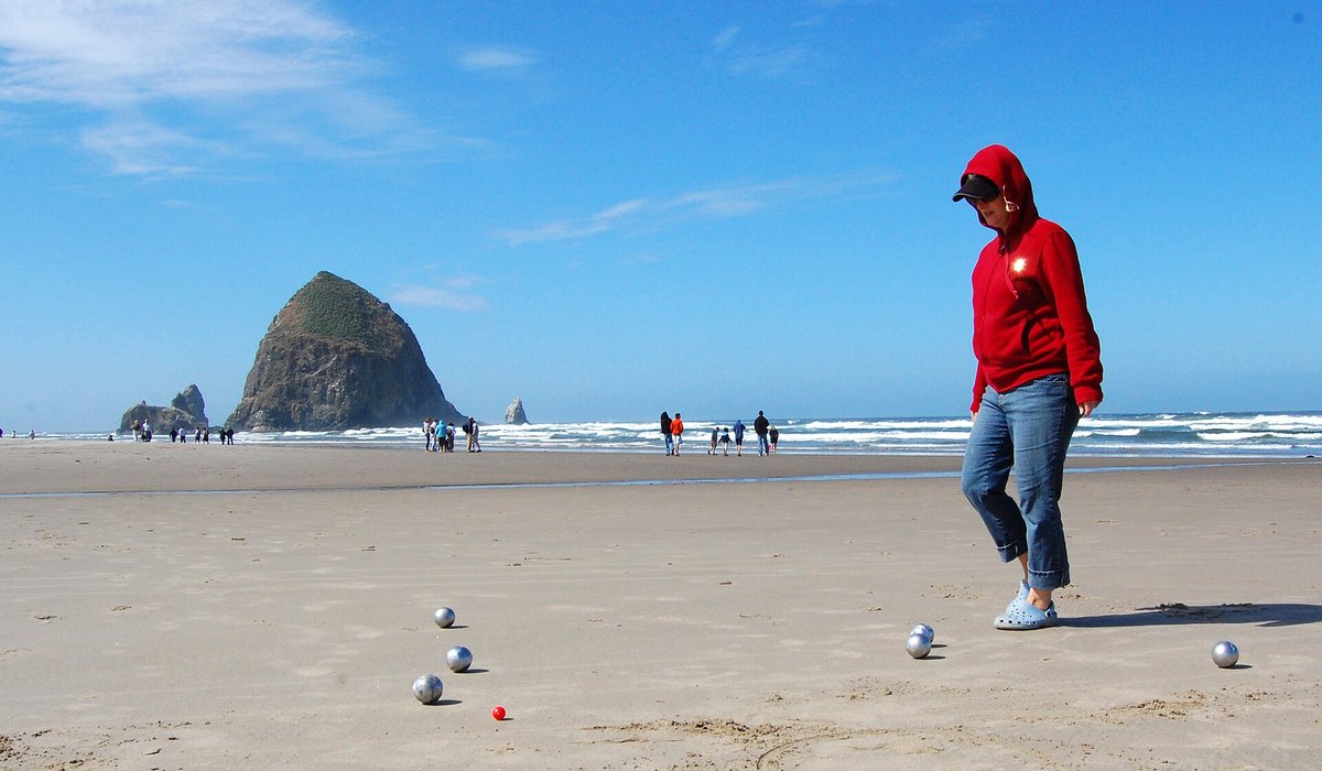 Des boules de pétanque et le cochonnet sur le terrain.